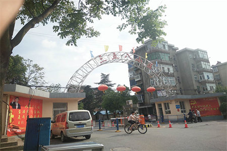 中所小区长城大酒店后邻二手房出售